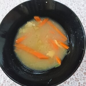 にんじんとキャベツの味噌汁